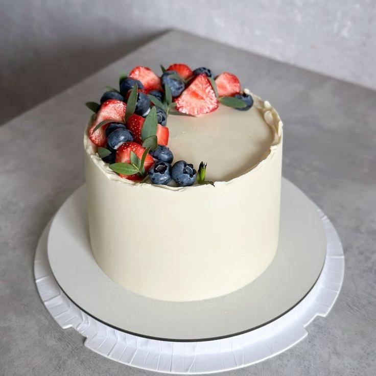 Торт с ягодой