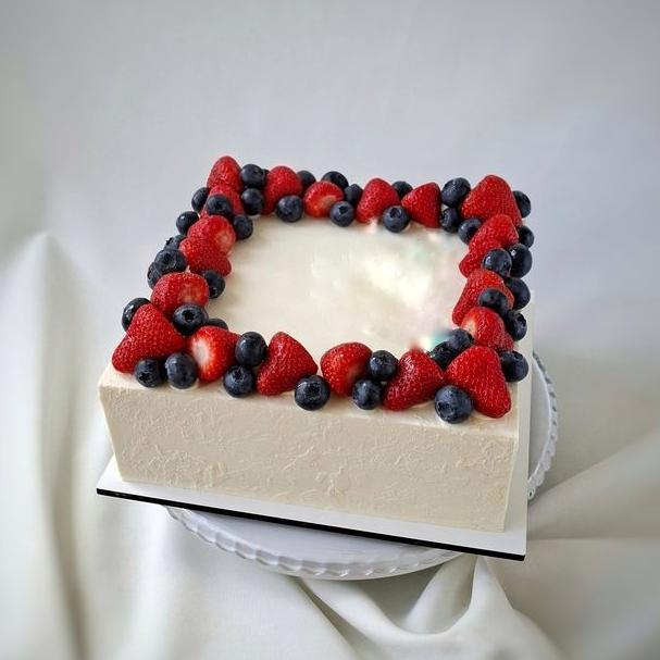 Торт прямоугольный (ягода по краям)