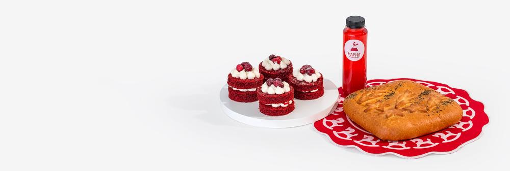 Чаепитие с Красным бархатом и пирогом Ветчина