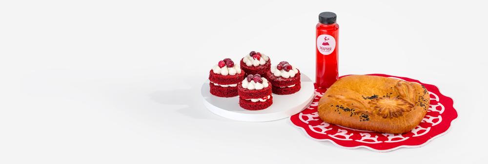 Чаепитие с Красным бархатом и пирогом Картофель с грибами