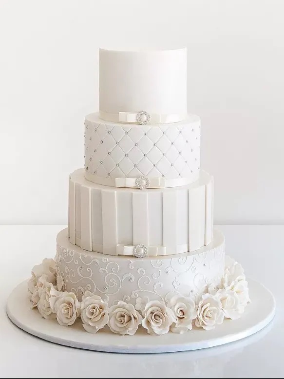 Классический белый свадебный торт Классический белый свадебный торт