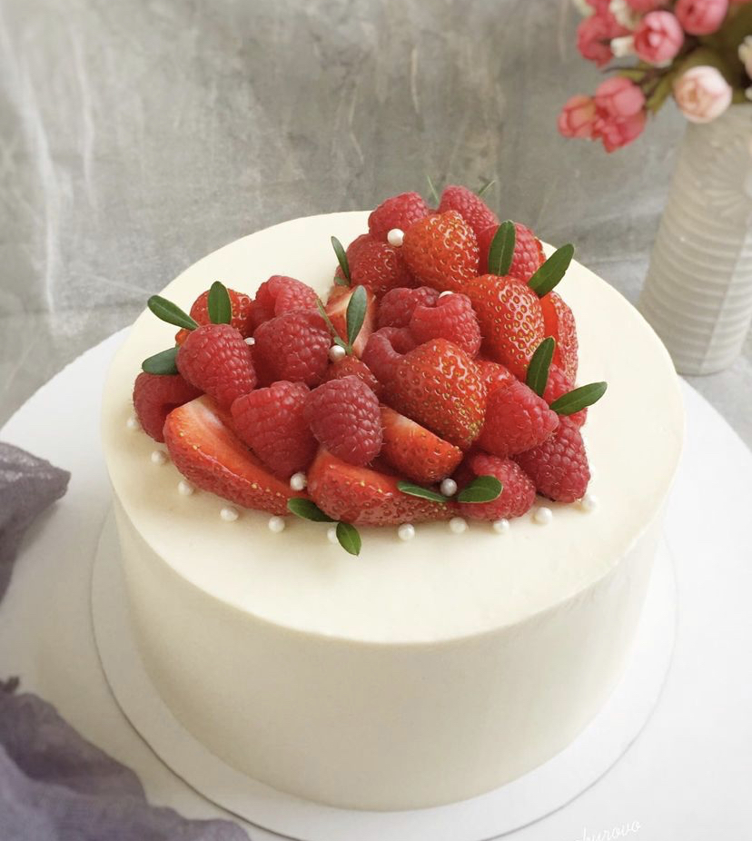 торт со свежей клубникой Сердце