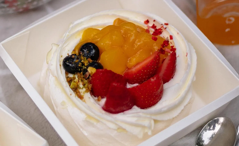 бенто торт павлова с фруктами и ягодами