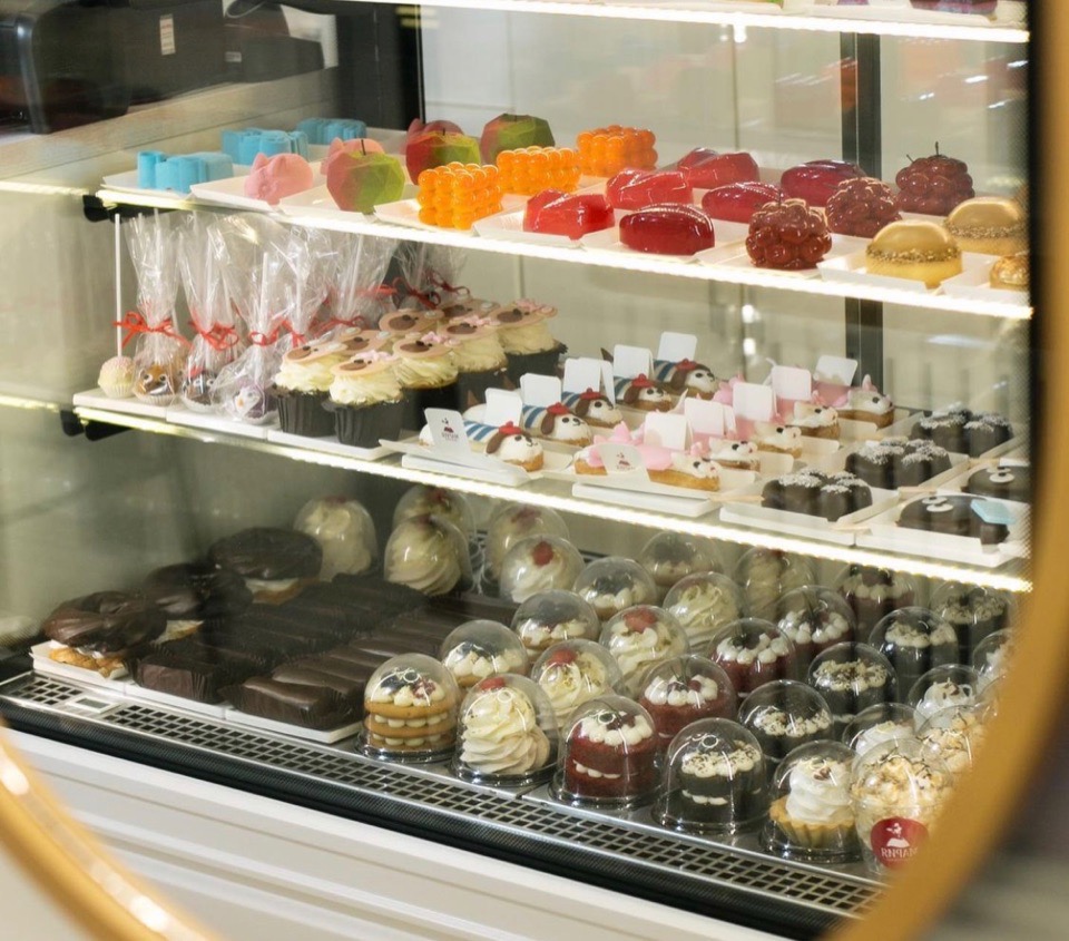 Пирожные в витрине Пирожные в витрине