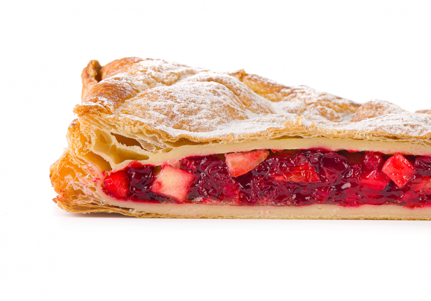 Пирог слоеный с яблоком и брусникой