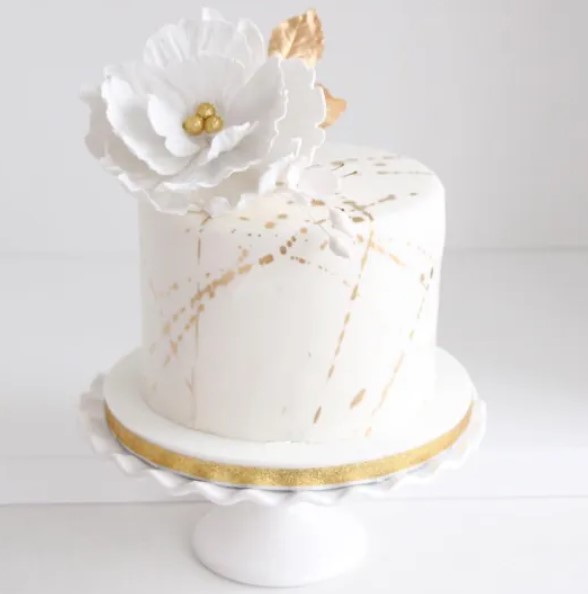 Торт в белых тонах на свадьбу Торт в белых тонах на свадьбу