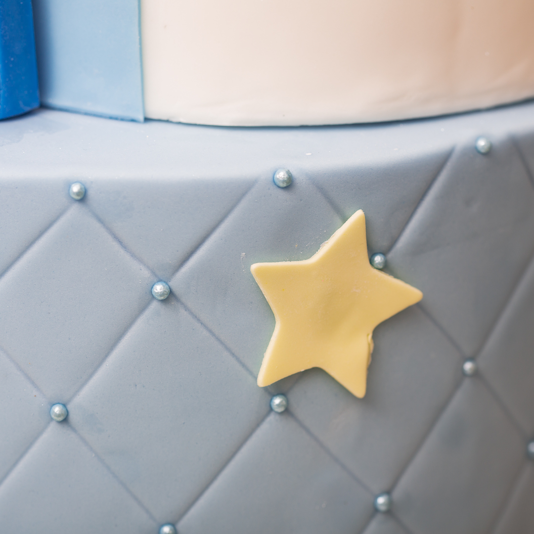 Каретная стяжка отлично смотрится и на торте!