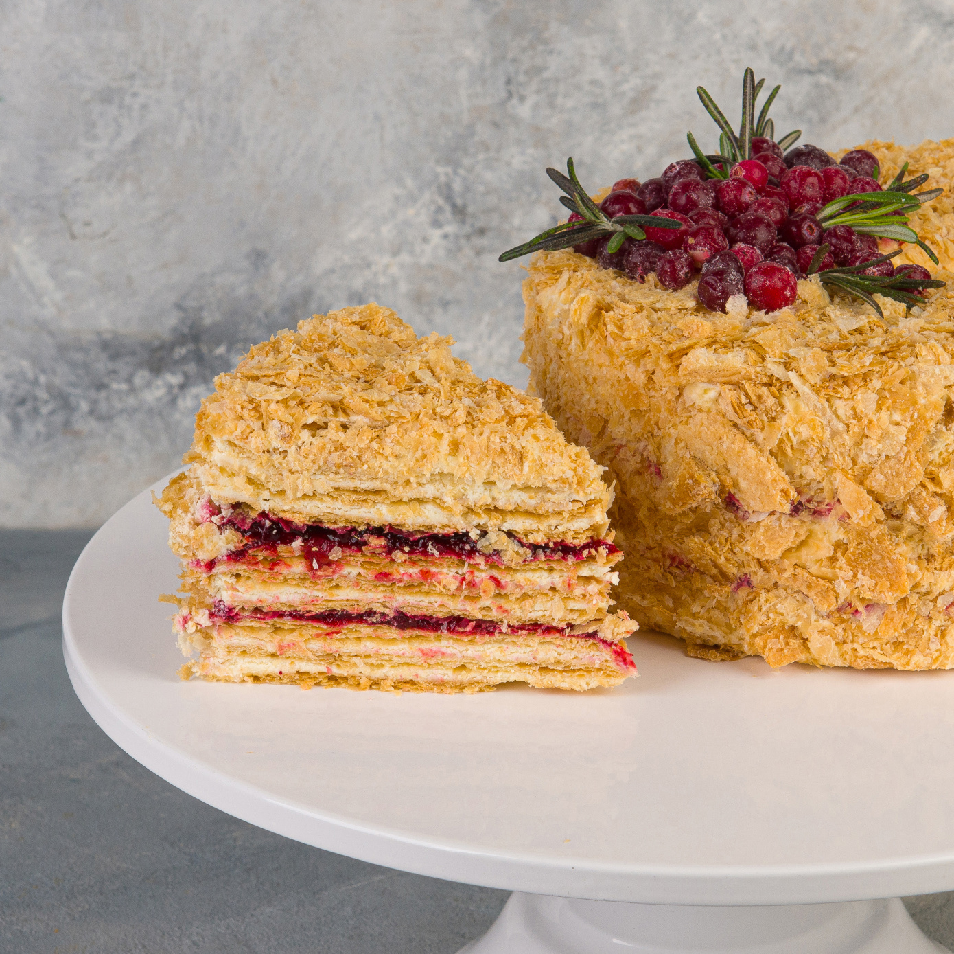 Торт наполеон брусничный Торт наполеон брусничный