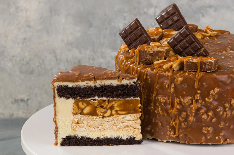 торт сникерс с арахисом и карамелью
