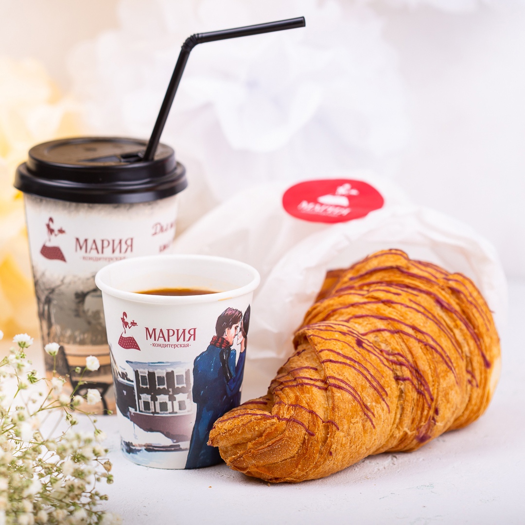 Круассан и кофе