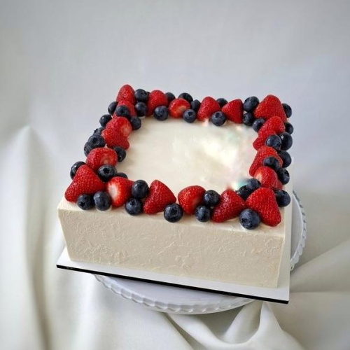 Торт прямоугольный (ягода по краям)