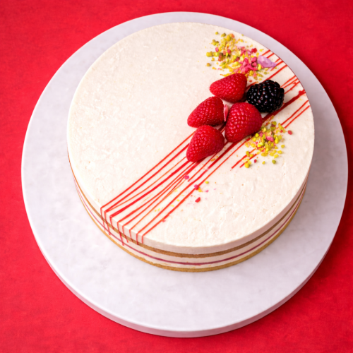 Торт «Молочная девочка с клубникой»