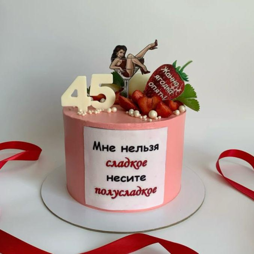 Торт с клубникой и печатью