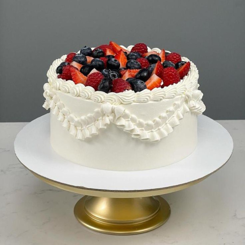 Торт с рюшами и ягодой