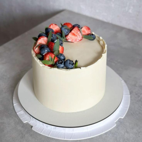 Торт с ягодой